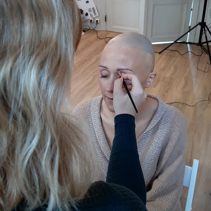 Alopecia? Laat je inspireren door Tines zoektocht naar mooie wimpers en wenkbrauwen