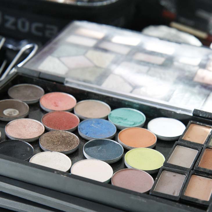 Chemo sjaals van Rosette la Vedette kleuren de catwalk tijdens modeshow in Oncologisch Centrum AZ Sint-Lucas